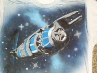 Spacestation Babylon 5\nTechnik: Airbrush auf T-Shirt (Freihand)